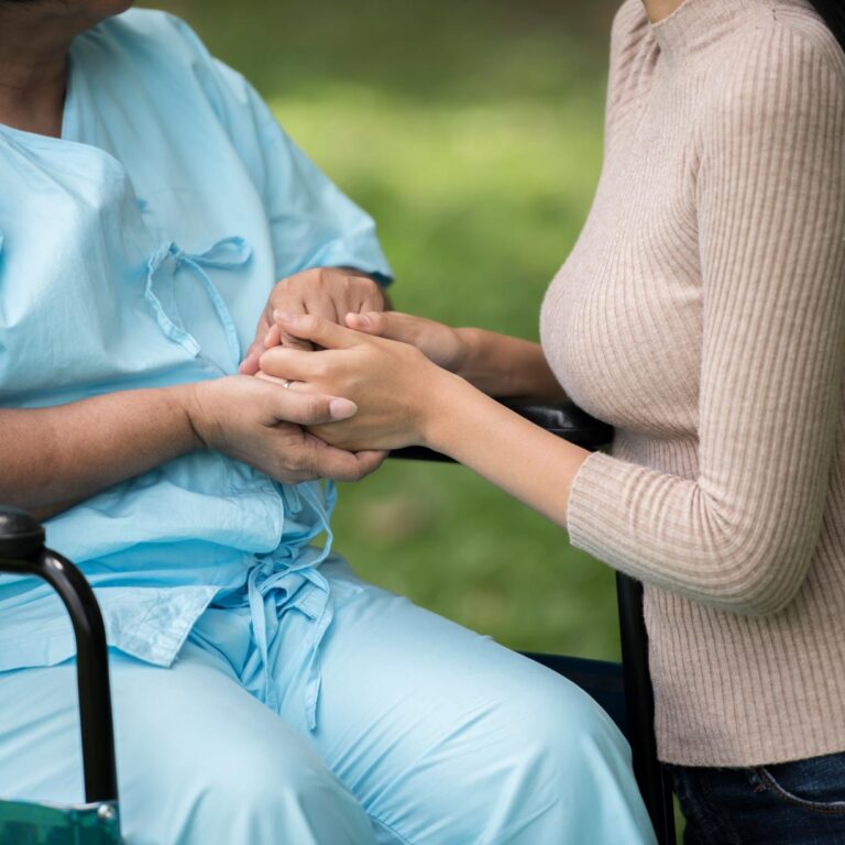 granddaughter-talking-with-her-grandmother-sitting-wheelchair-cheerful-concept-happy-family